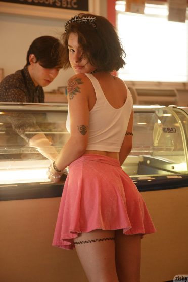 zishy gigi matthews sweet upskirt spot 2