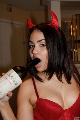 zishy eloisa guerra thristy little devil 6